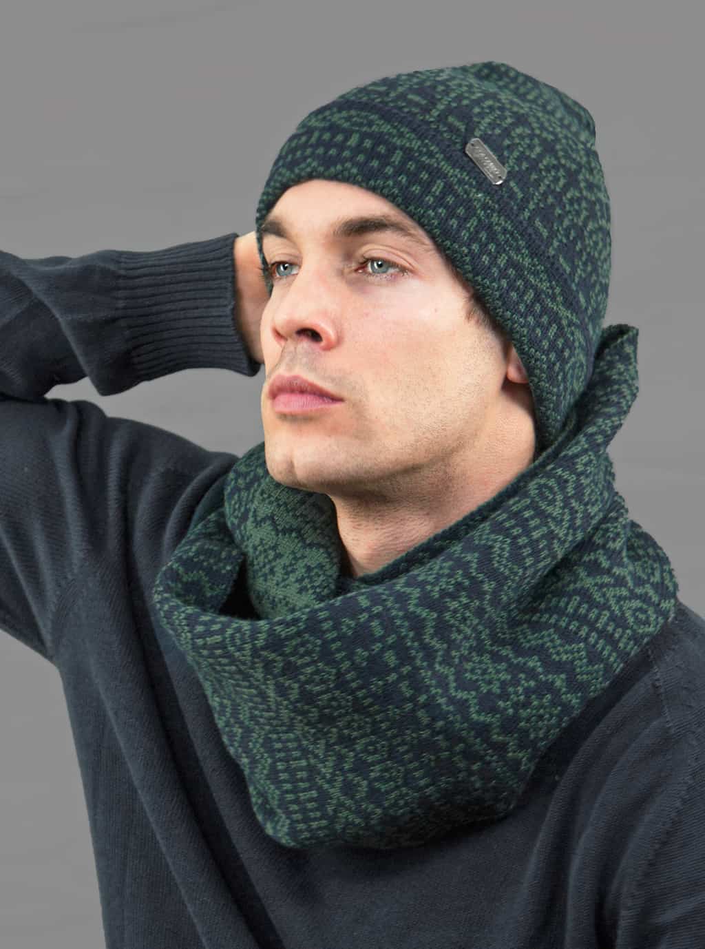 Cappello e sciarpa da uomo motivi geometrici