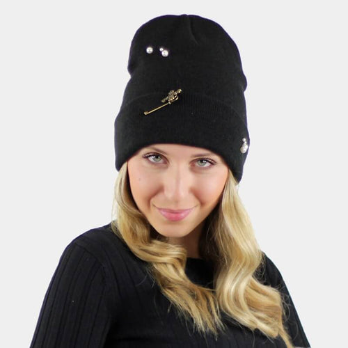 "Beanie" con perle e spilla