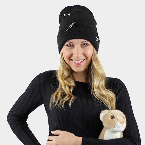 "Beanie" con perle e spilla