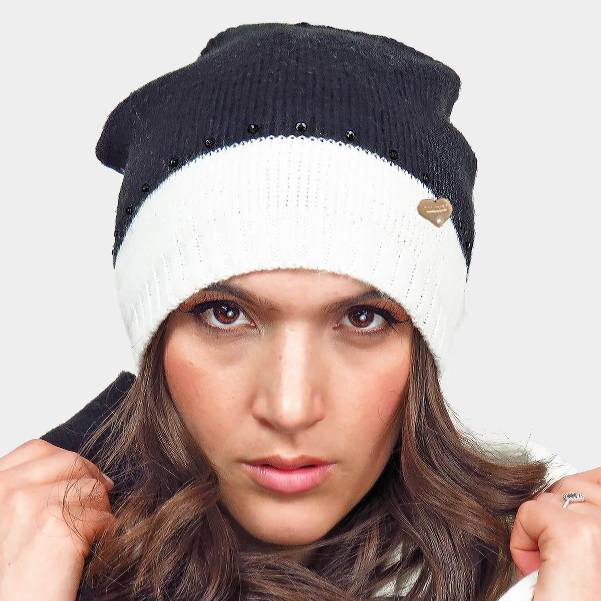 Dettaglio cappello bianco e nero con strass neri - Colombo Milano 1911