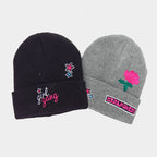 Cappello con scritte e ricami