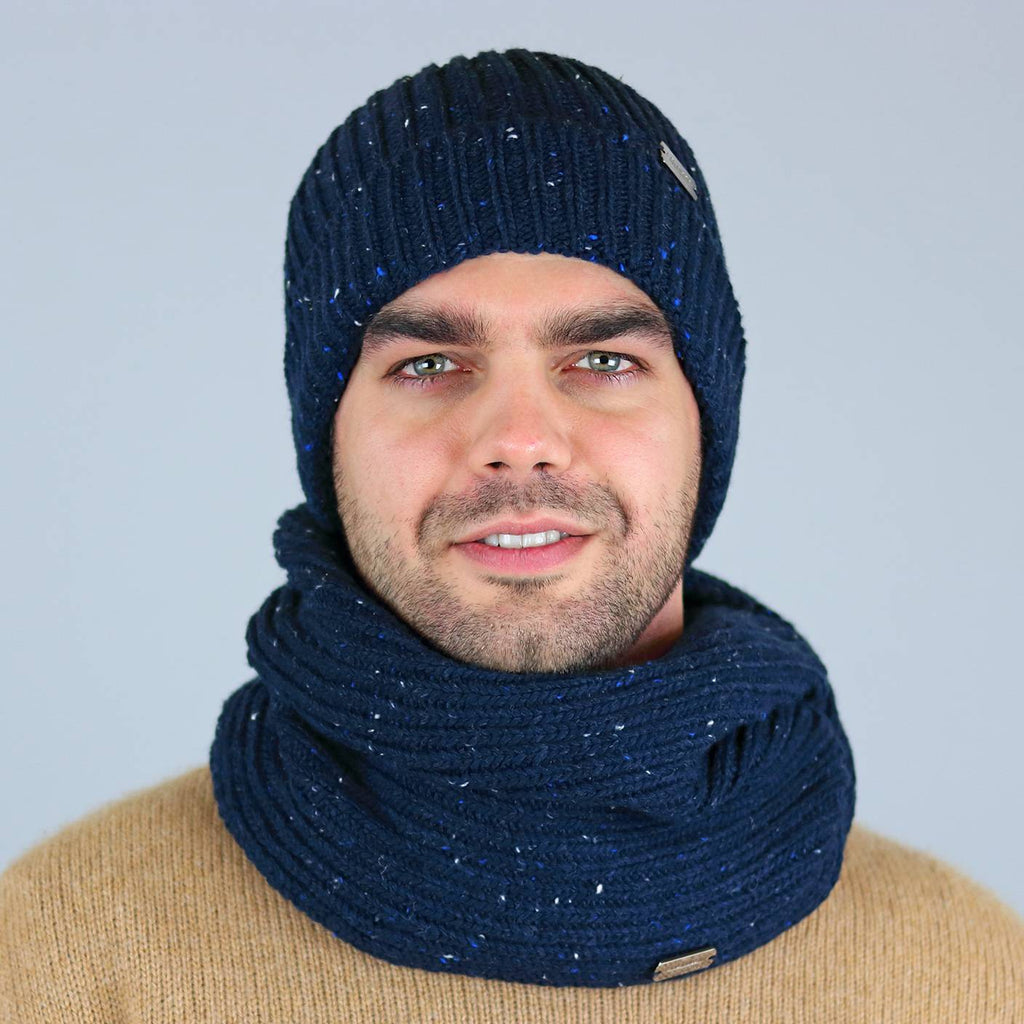 Cappello e sciarpa ad anello bottonati blu
