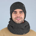 Cappello e sciarpa ad anello bottonati