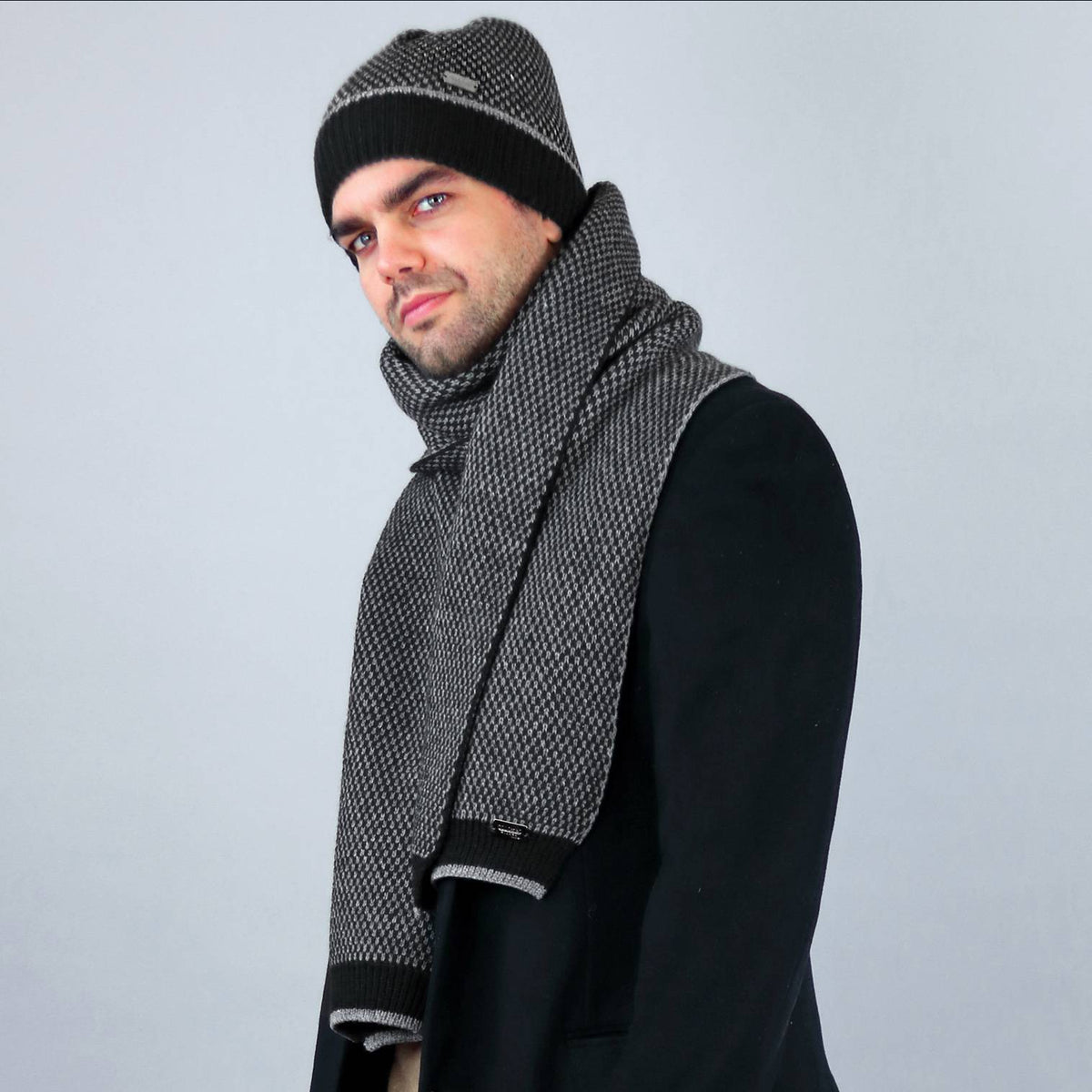 Cappello e sciarpa da uomo a nido d'ape