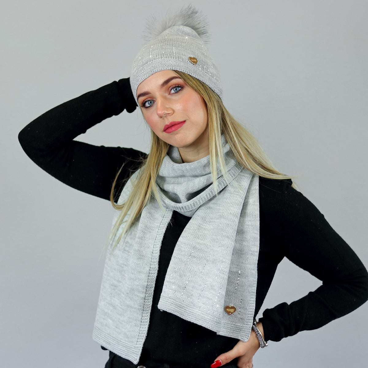 Cappello con pompon in ecopelliccia e sciarpa con strass