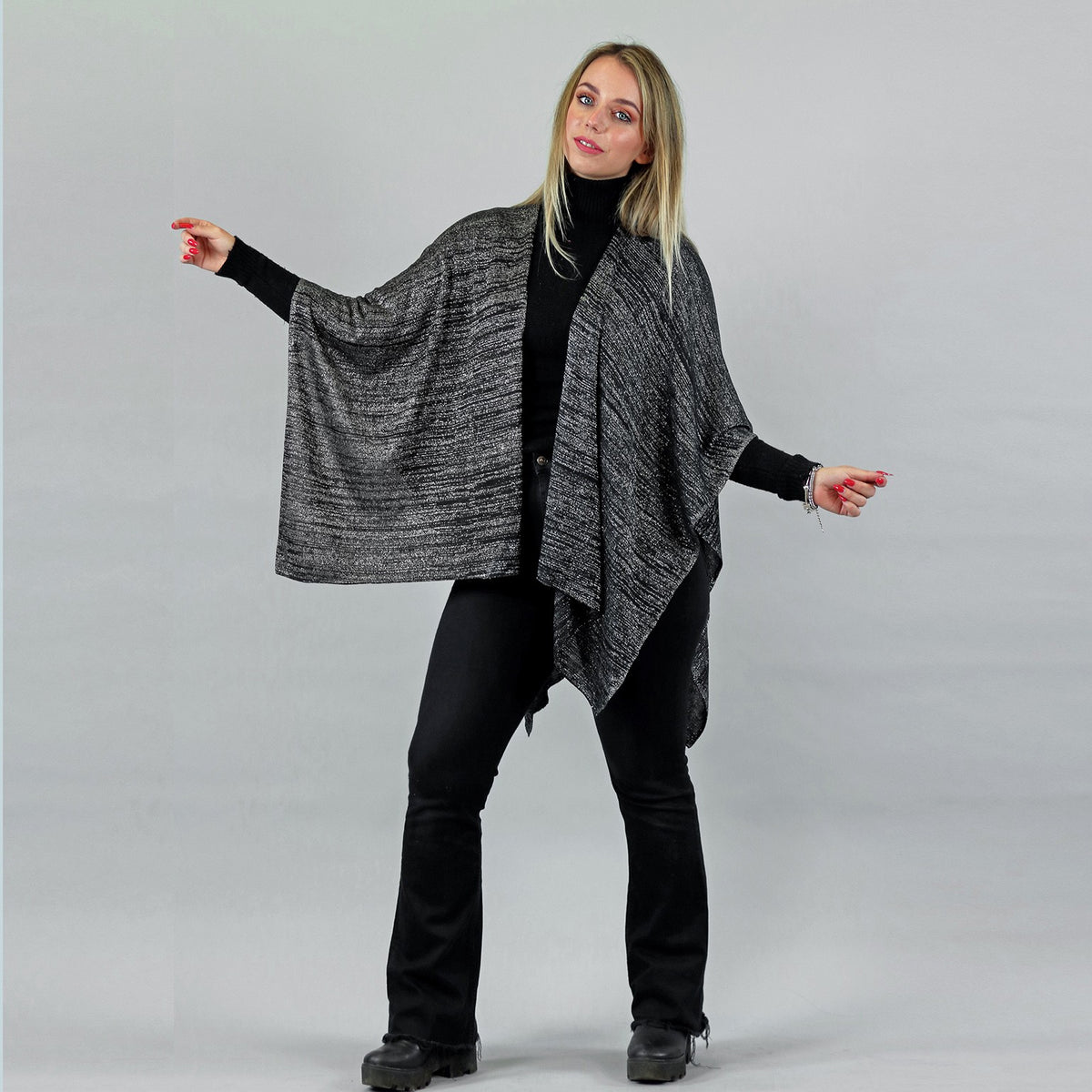 Mantella leggera nera con lurex argento