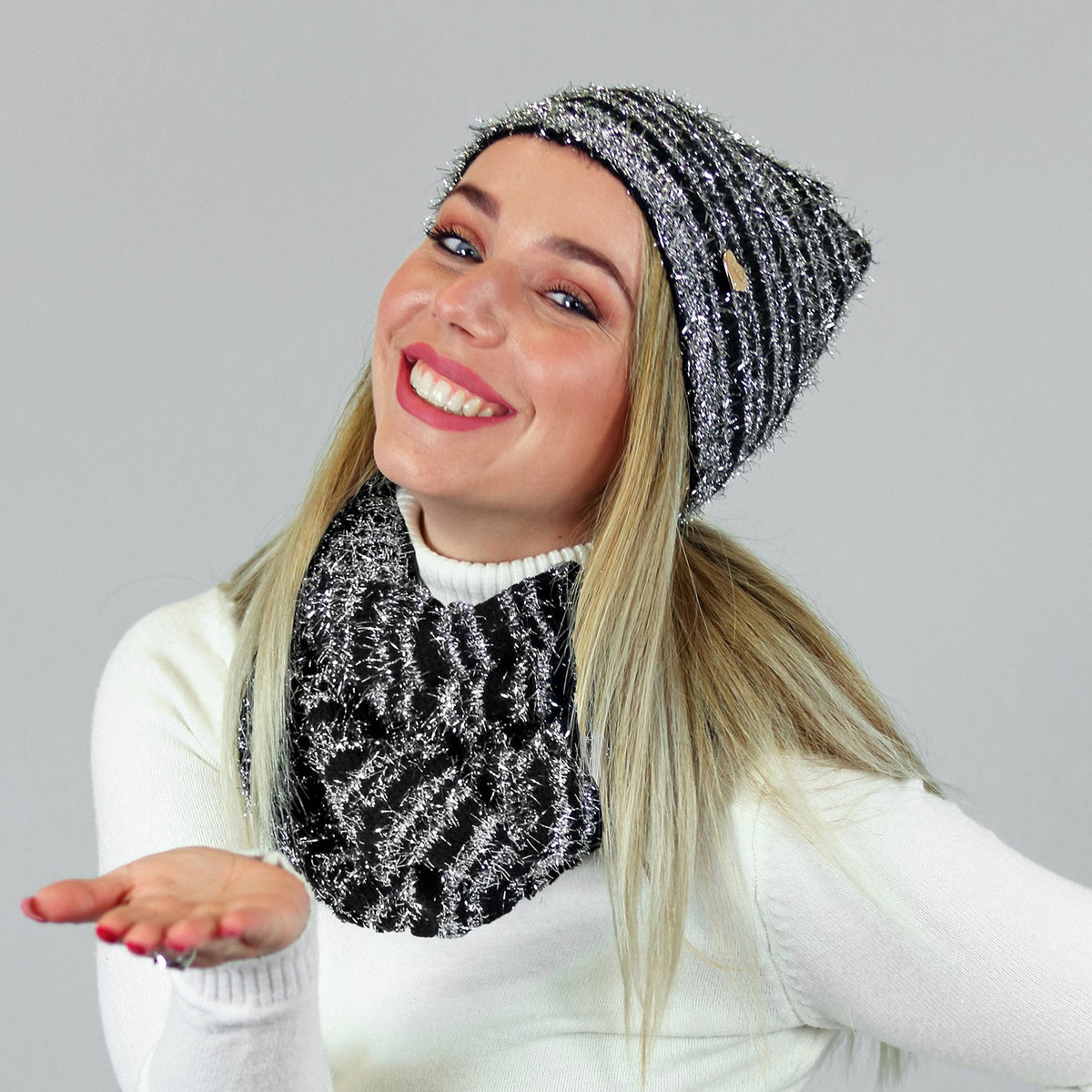 Cappello e sciarpa con filato piumato lurex in scatola regalo modella