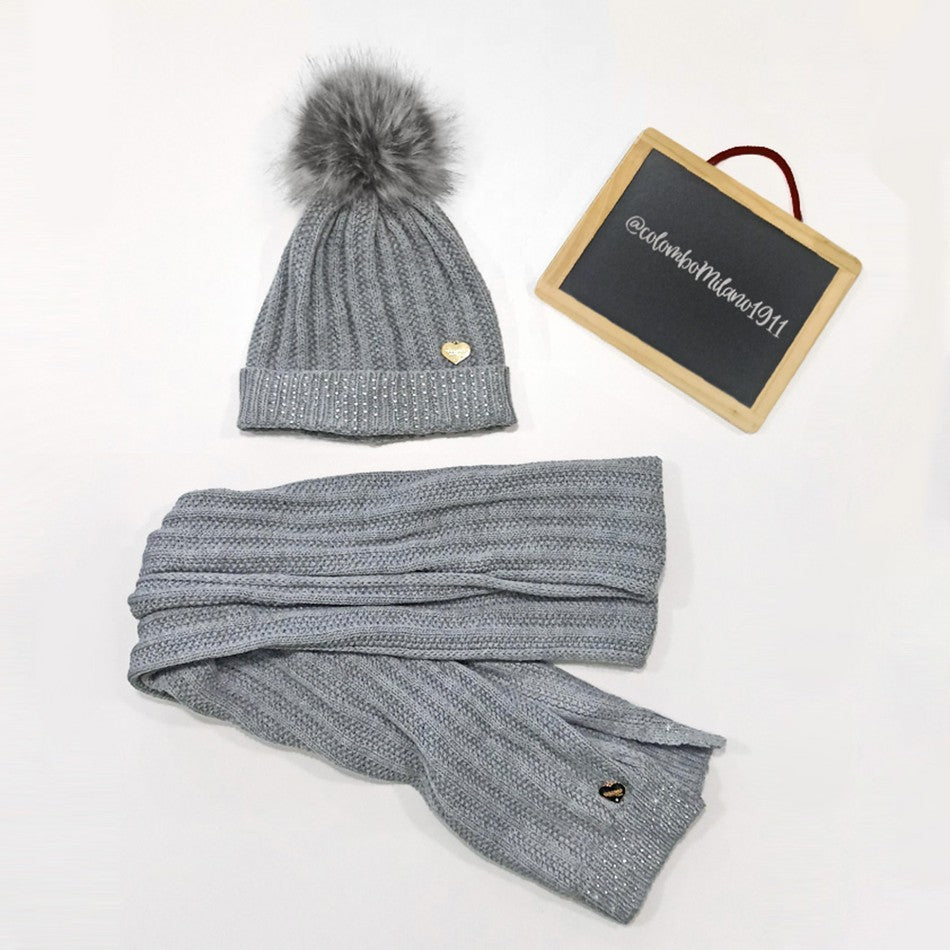 Cappello con pompon in eco-pelliccia e sciarpa con file di strass flat lay