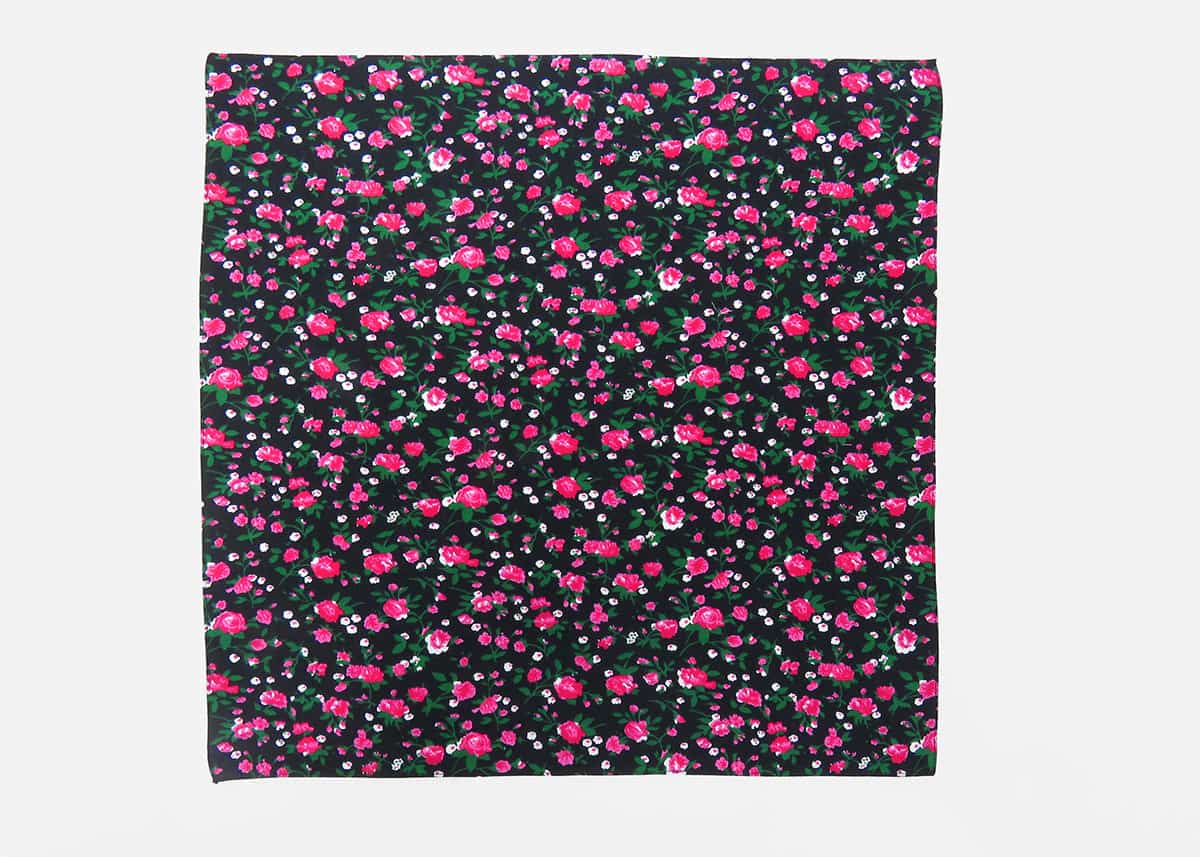 Modello - Roselline - bandana di cotone con roselline stampate su fondo nero