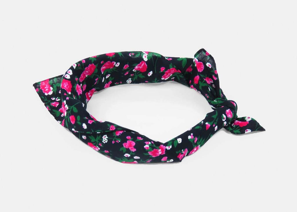 Arrotolata - Roselline - bandana di cotone con roselline stampate su fondo nero