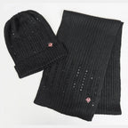 Cappello e sciarpa neri con borchiette - 5/11a flat lay