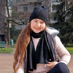 Cappello e sciarpa neri con borchiette - 5/11a modella