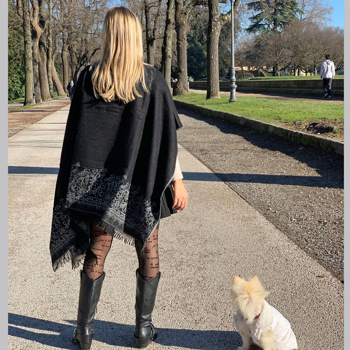 Poncho con motivo floreale - Colombo Milano 1911 modella paesaggio 2