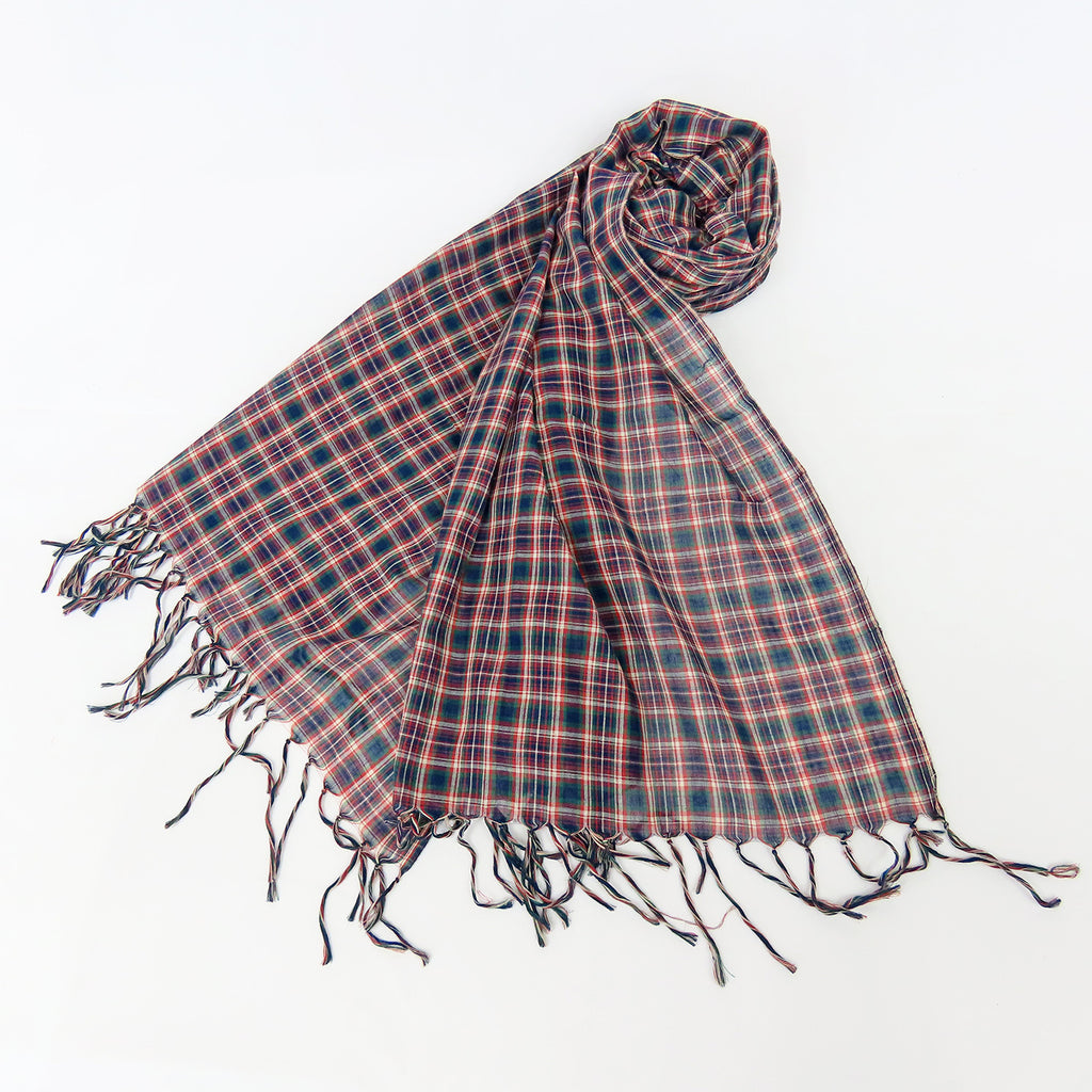 Sciarpa scozzese blu con frange - 100% cotone arrotolata