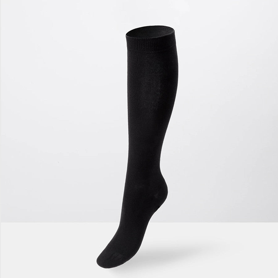 Calze da donna lunghe in caldo cotone extra morbido nere indossate