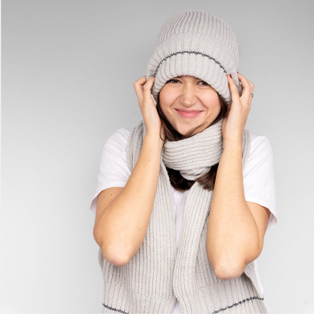 Cappello e sciarpa con riga fine in lurex modella