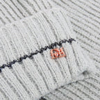 Cappello e sciarpa con riga fine in lurex dettaglio