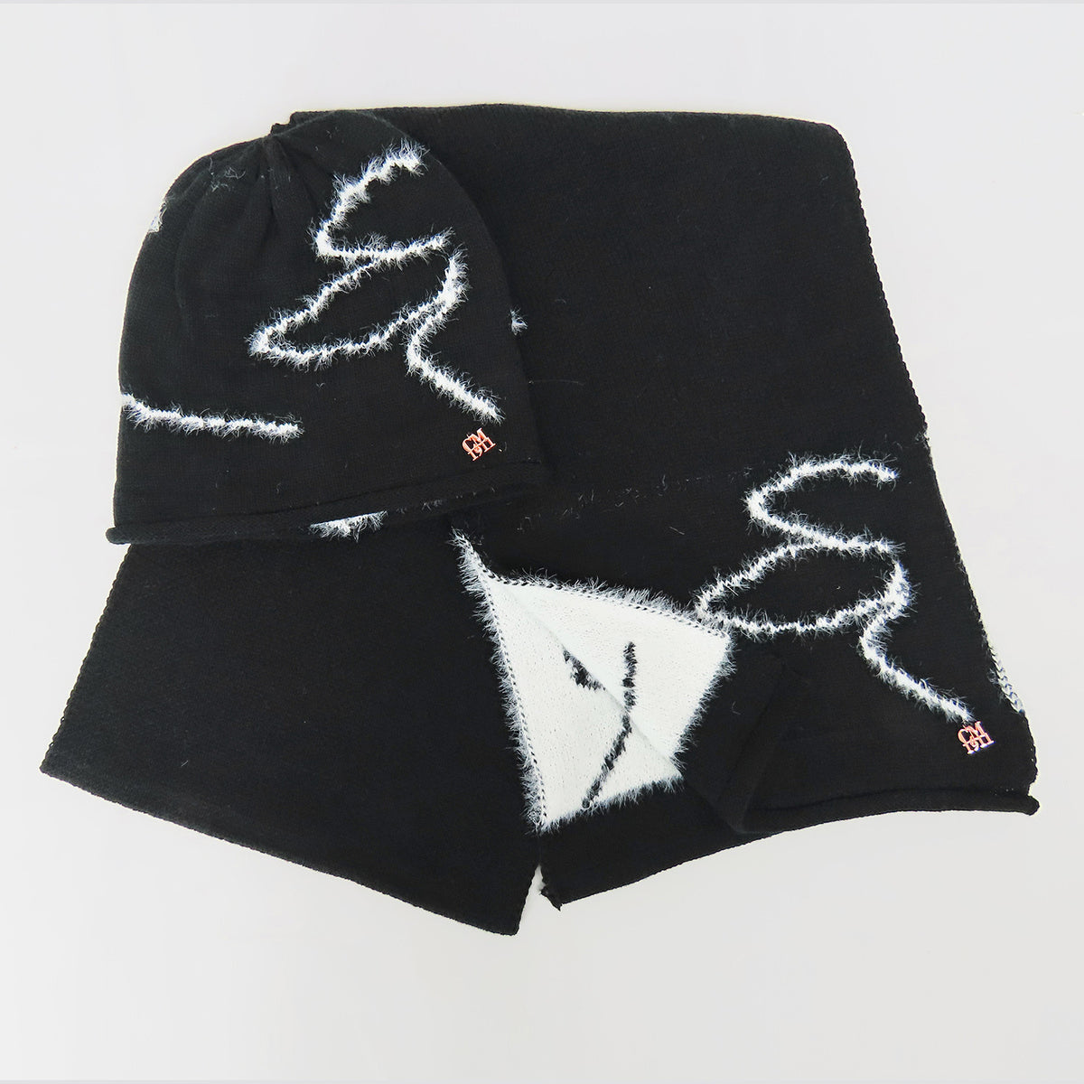 Cappello e sciarpa con grafica in filato piumato