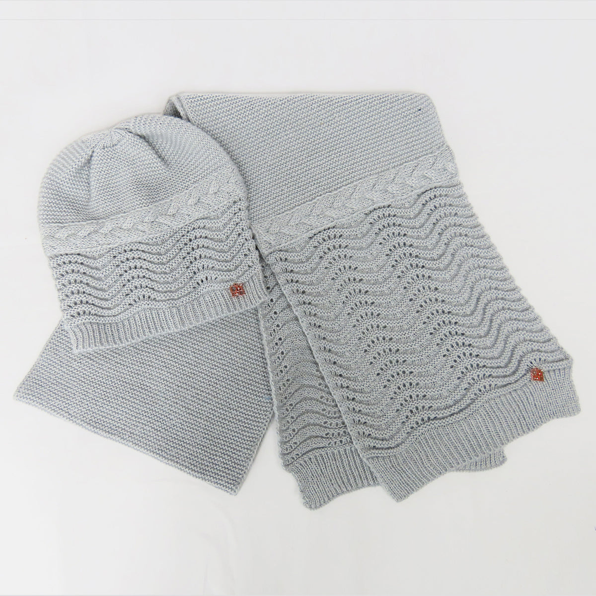 Cappello e sciarpa grigio perla a onde