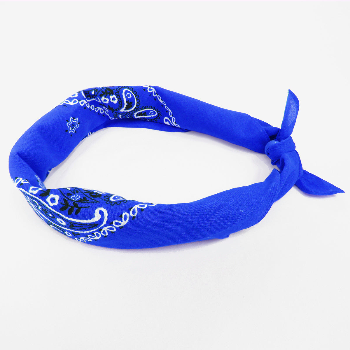 Bandana colorata “PAISLEY” con stampa cachemire - blu elettrico arrotolata