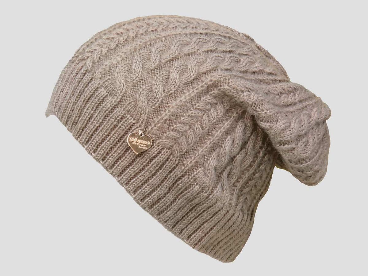 Camel - berretto donna - cappello morbido tricot lavorato a trecce con medaglietta oro a cuore