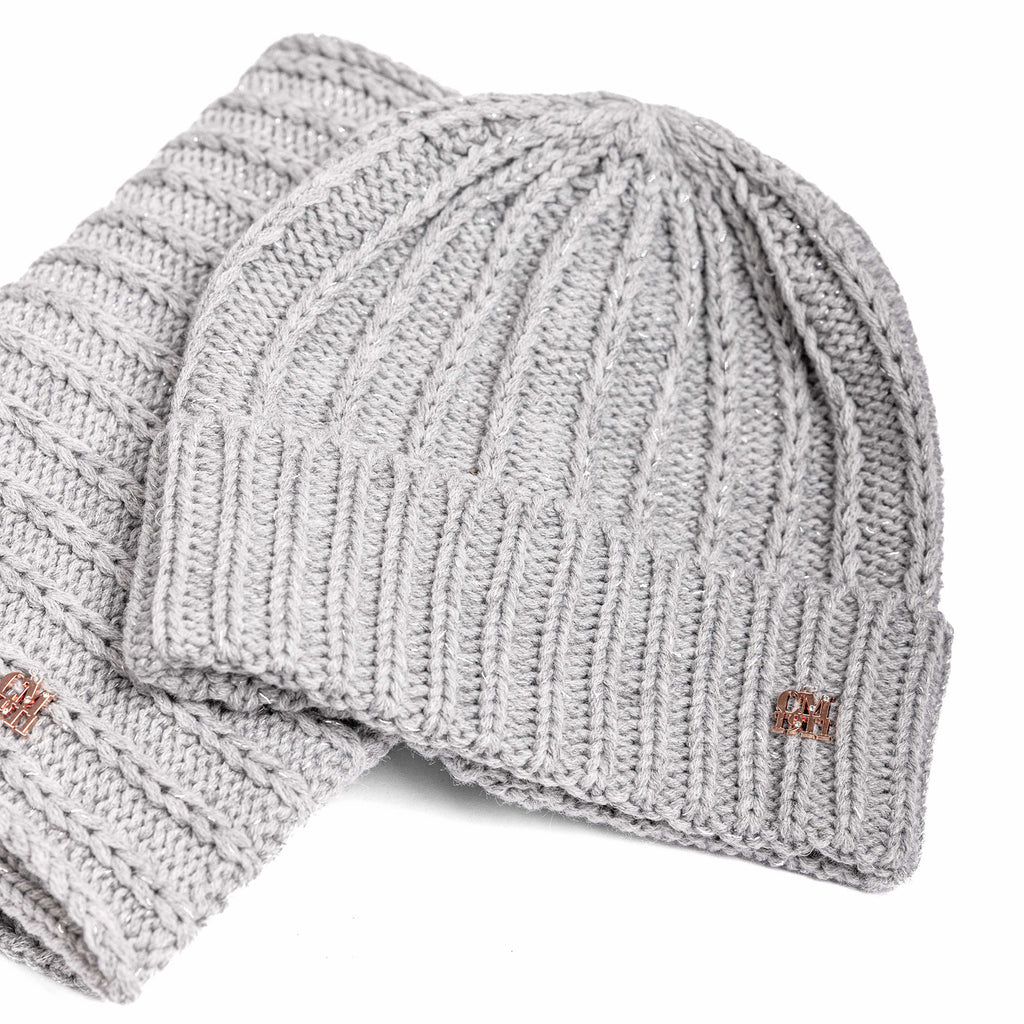 Cappello e sciarpa ad anello grigio con lurex dettaglio