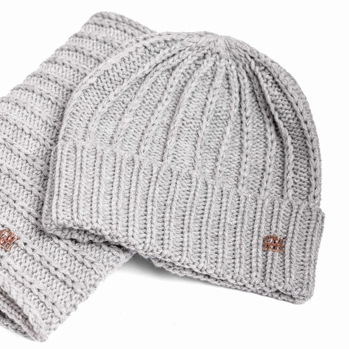 Cappello e sciarpa ad anello grigio con lurex dettaglio