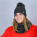 Cappello con pompon in eco-pelliccia e sciarpa con pailettes - Colombo Milano 1911 antracite