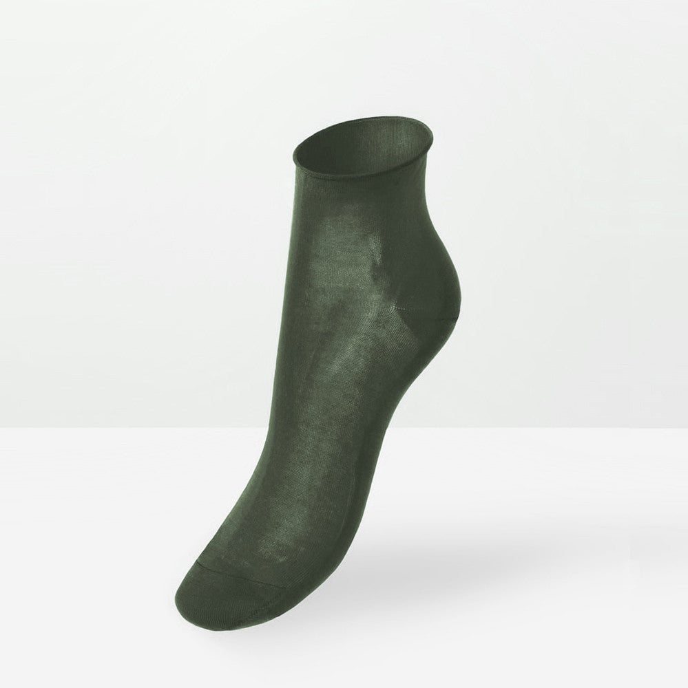 Calze colorate da donna corte taglio vivo verde militare indossate