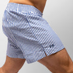 Boxer in tela a righe bianche e blu con iniziali ricamate indossato