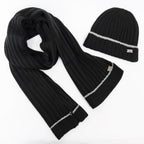 Cappello e sciarpa morbidi neri con riga grigia