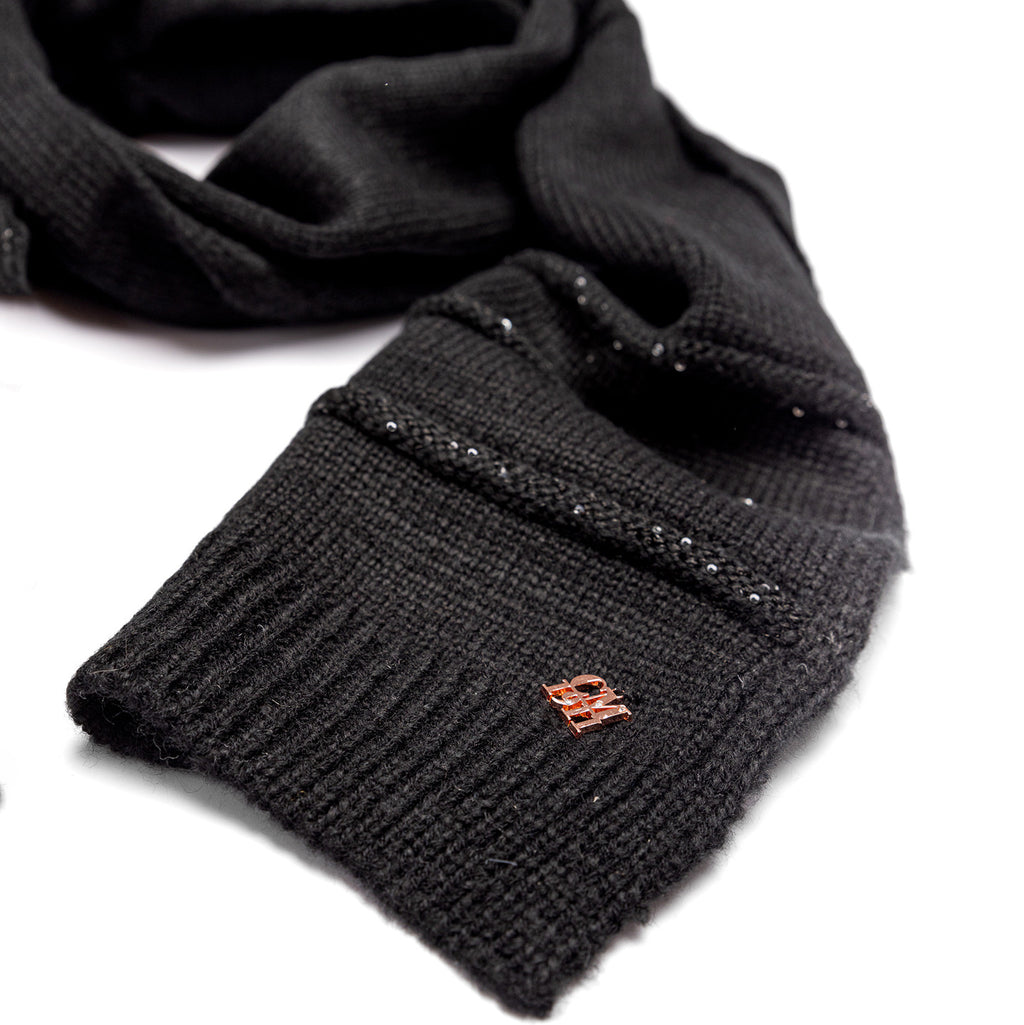 Cappello e sciarpa a righe 3d con paillettes dettaglio sciarpa