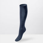 Calze lunghe in caldo cotone morbido con iniziali ricamate - blueberry indossate