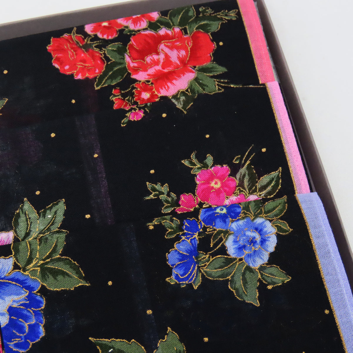 Giulia - fazzoletti fondo nero con rose dai contorni oro dettaglio