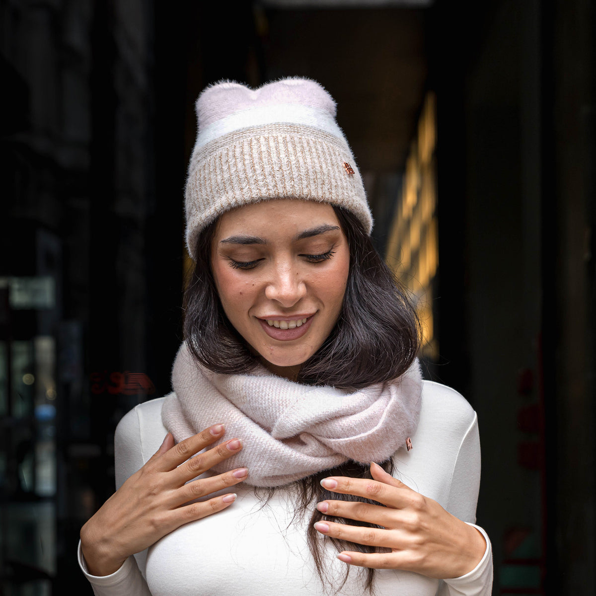Cappello e sciarpa ad anello pelosi colori tenui modella
