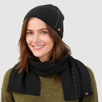 Cappello e sciarpa con file di strass modella
