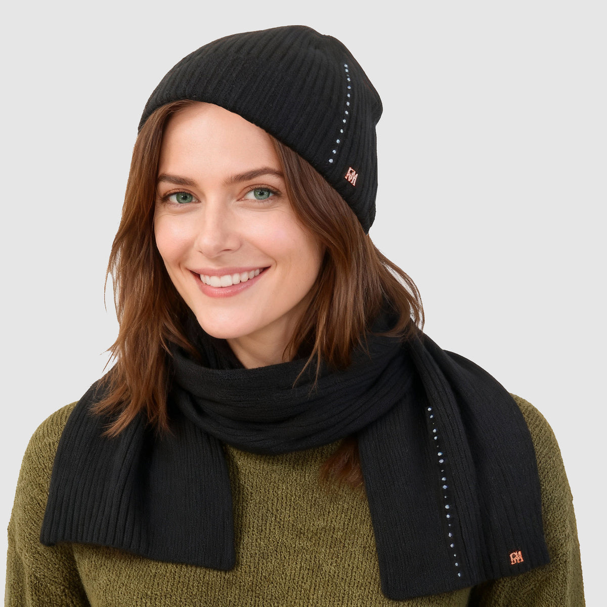Cappello e sciarpa con file di strass modella