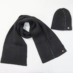 Cappello e sciarpa con file di strass