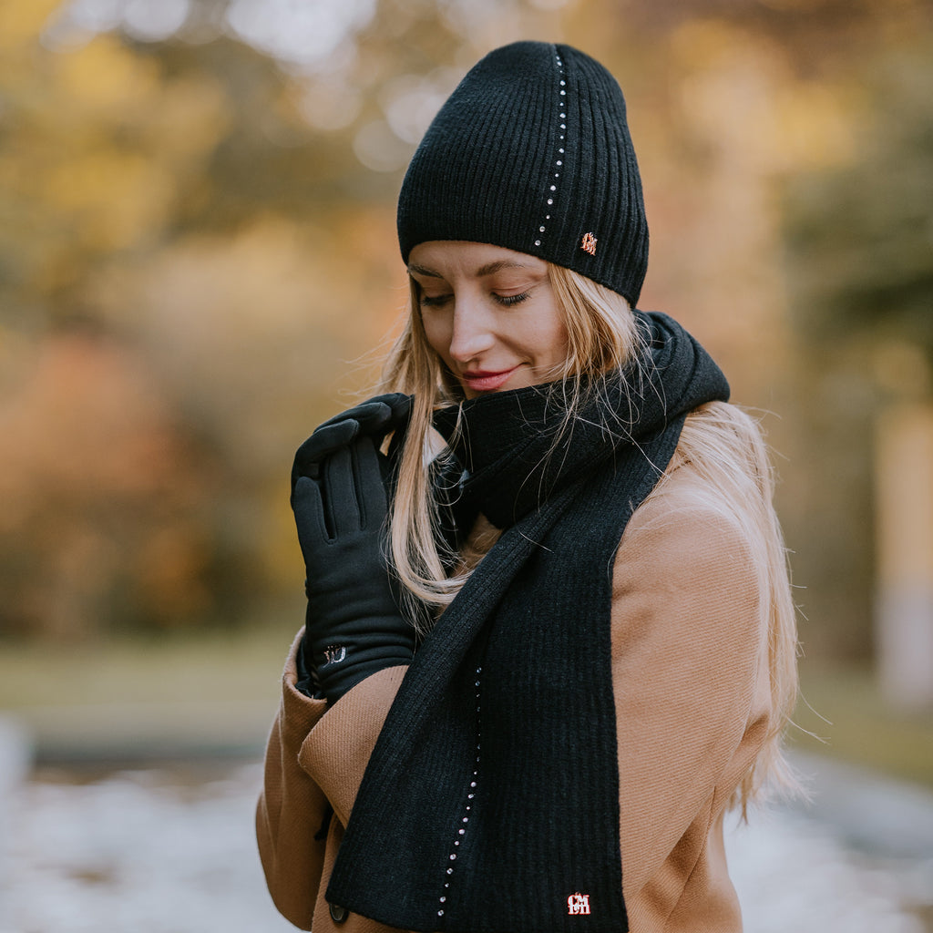 Cappello e sciarpa con file di strass modella esterno