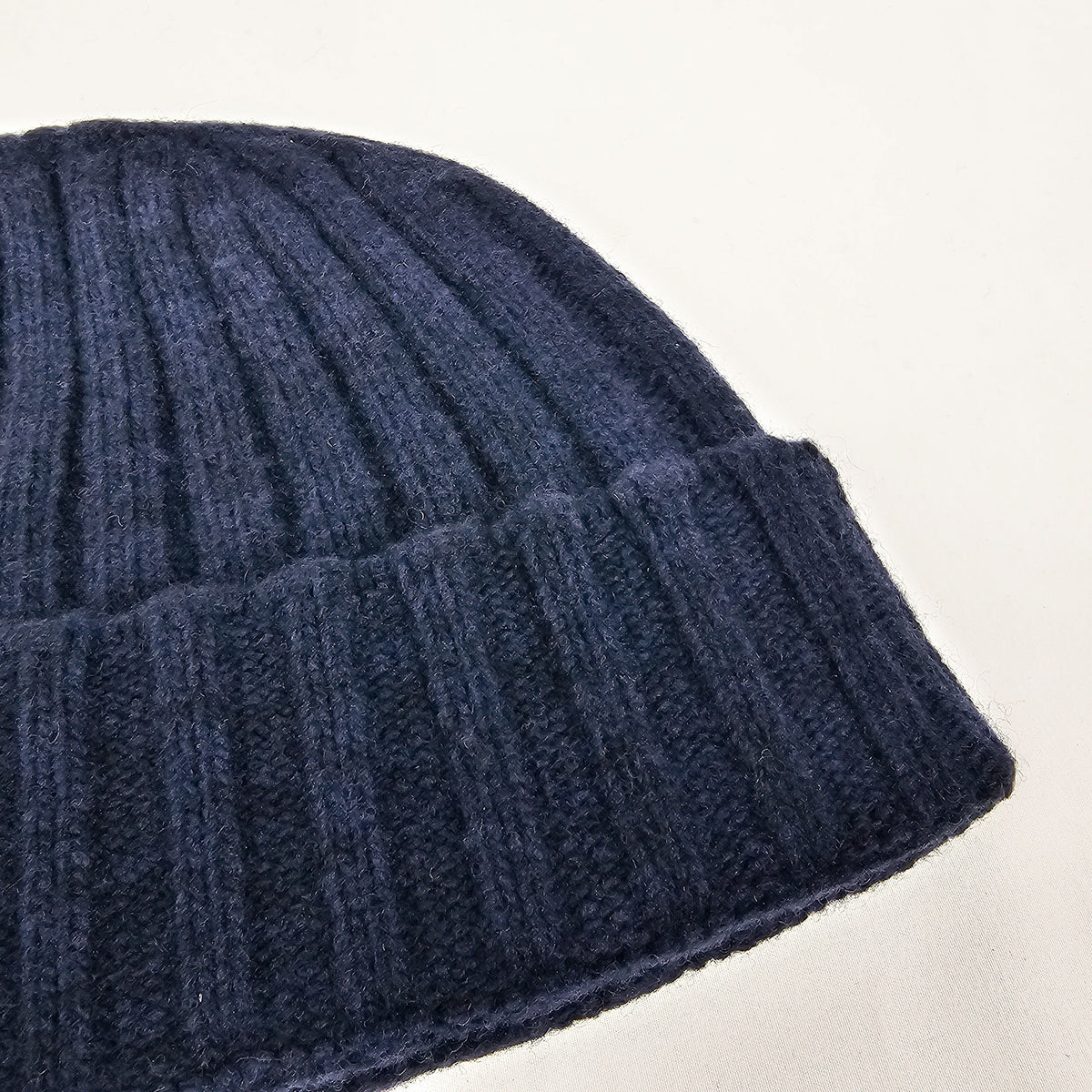 Cappello in cashmere a coste blu navy - Made in Italy dettaglio