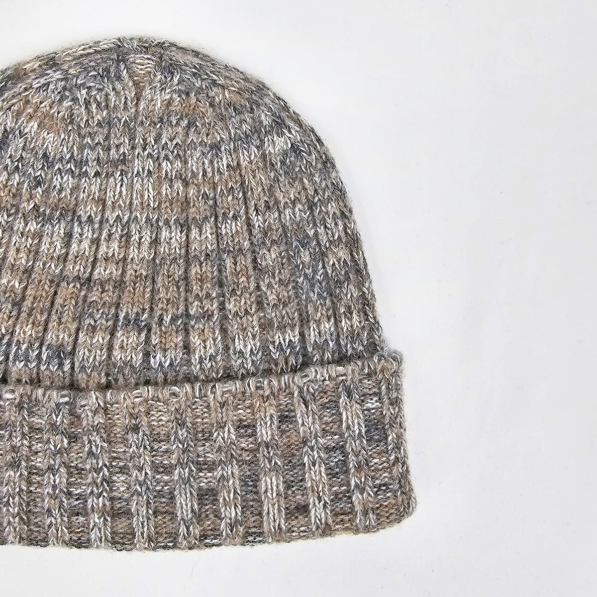 Cappello in cashmere a coste melange beige e grigio - Made in Italy