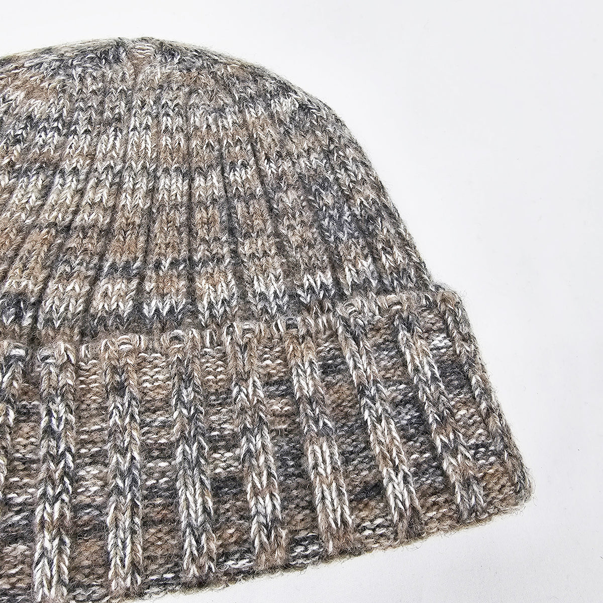 Cappello in cashmere a coste melange beige e grigio - Made in Italy