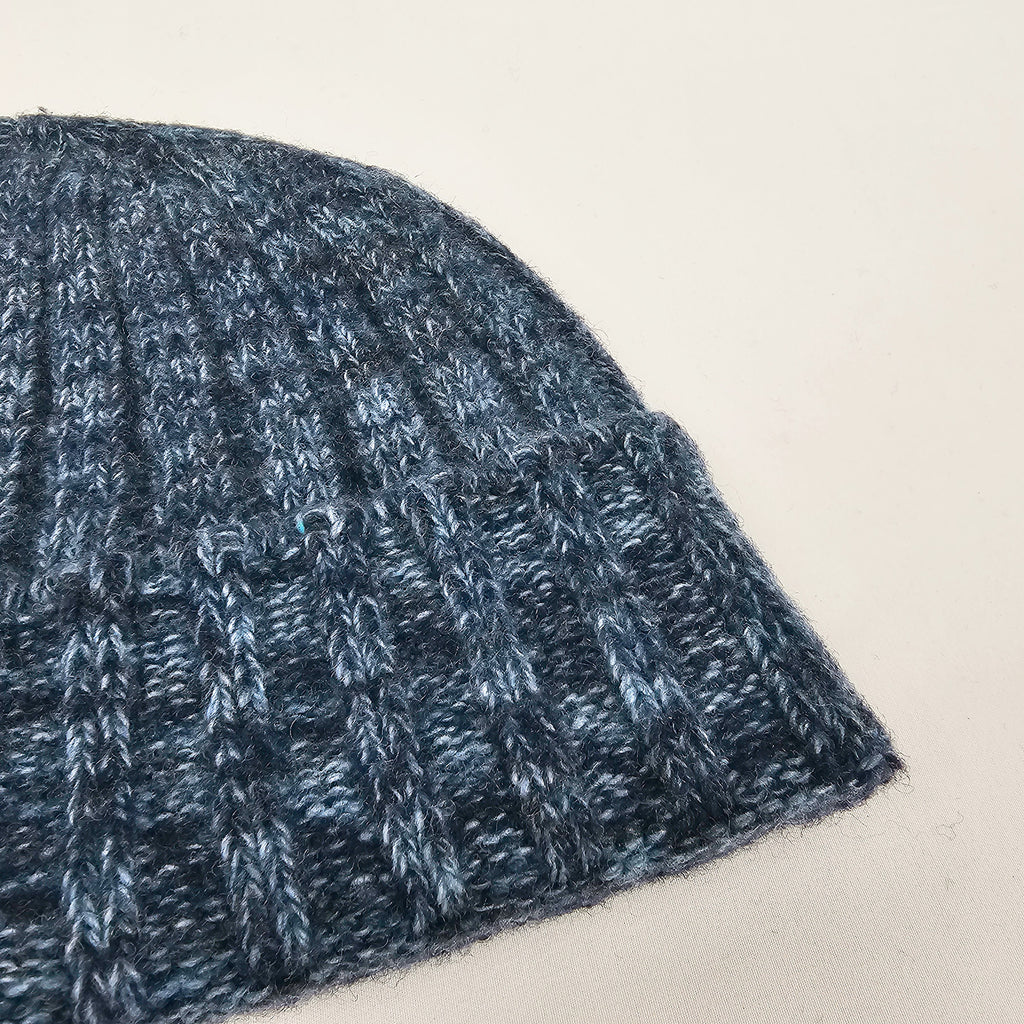 Cappello in cashmere a coste blu melange - Made in Italy dettaglio