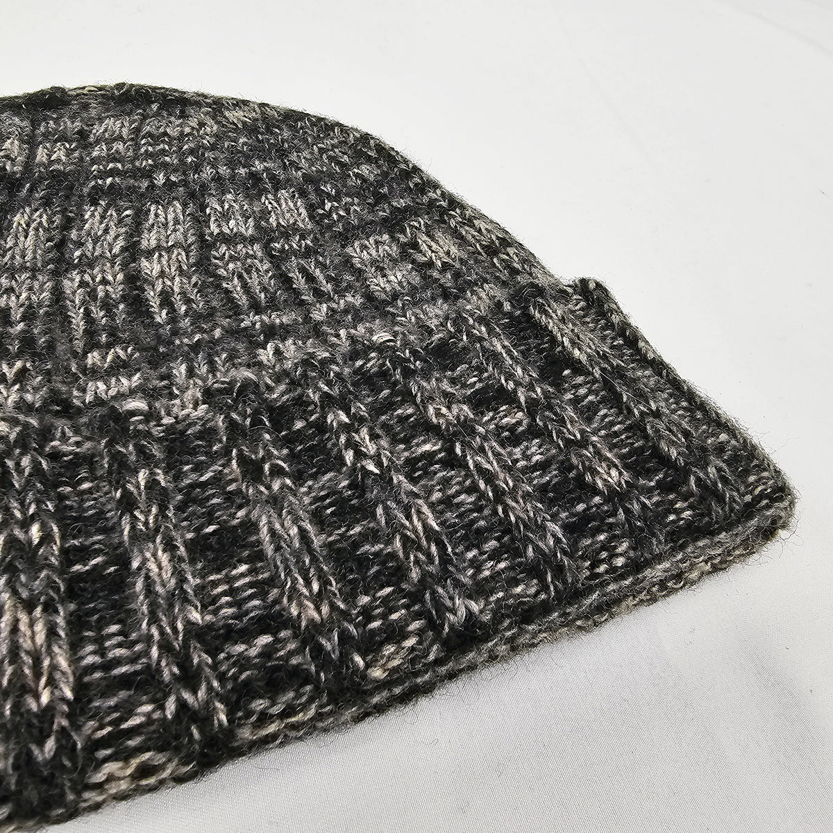 Cappello in cashmere a coste melange antracite e grigio - Made in Italy