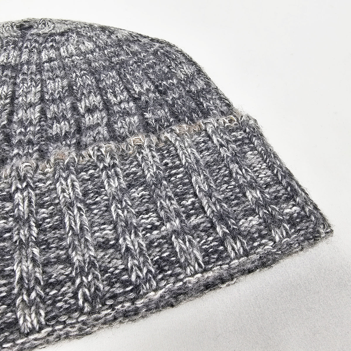 Cappello in cashmere a coste grigio chiaro melange - Made in Italy dettaglio