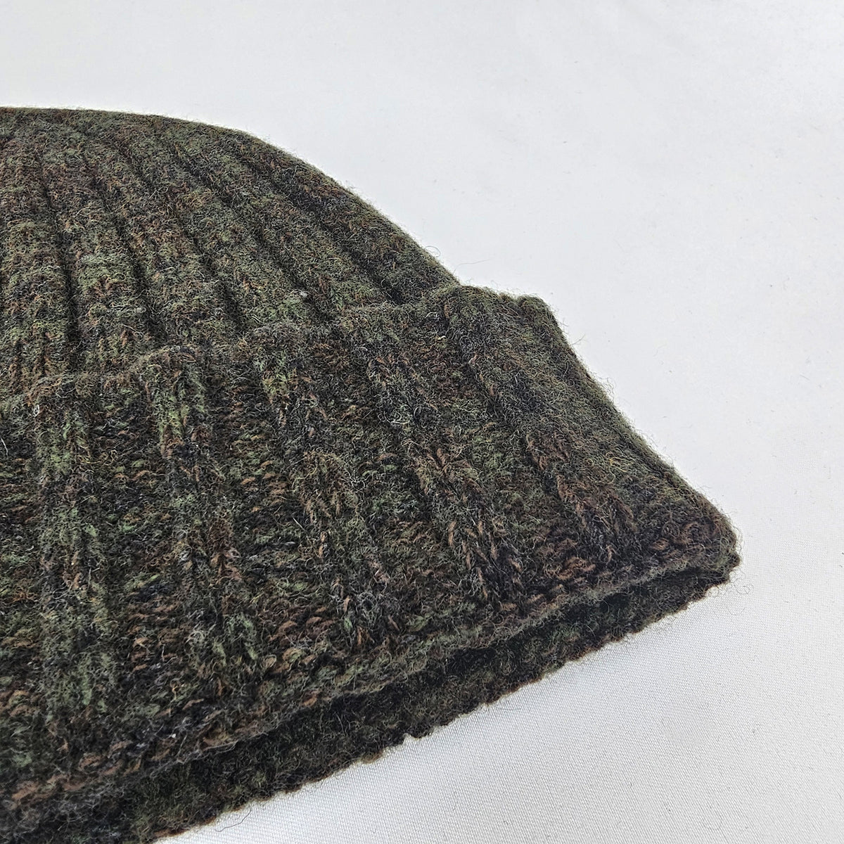 Cappello in cashmere a coste verde militare - Made in Italy dettaglio