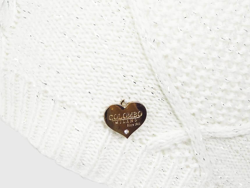 Dettaglio cuoricino - cappello lavorato a trecce con catene con lurex e medaglietta