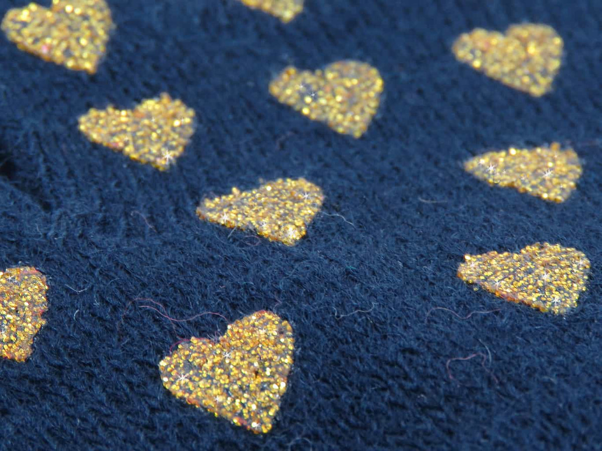 dettaglio guanti da bimba blu con cuori glitter oro