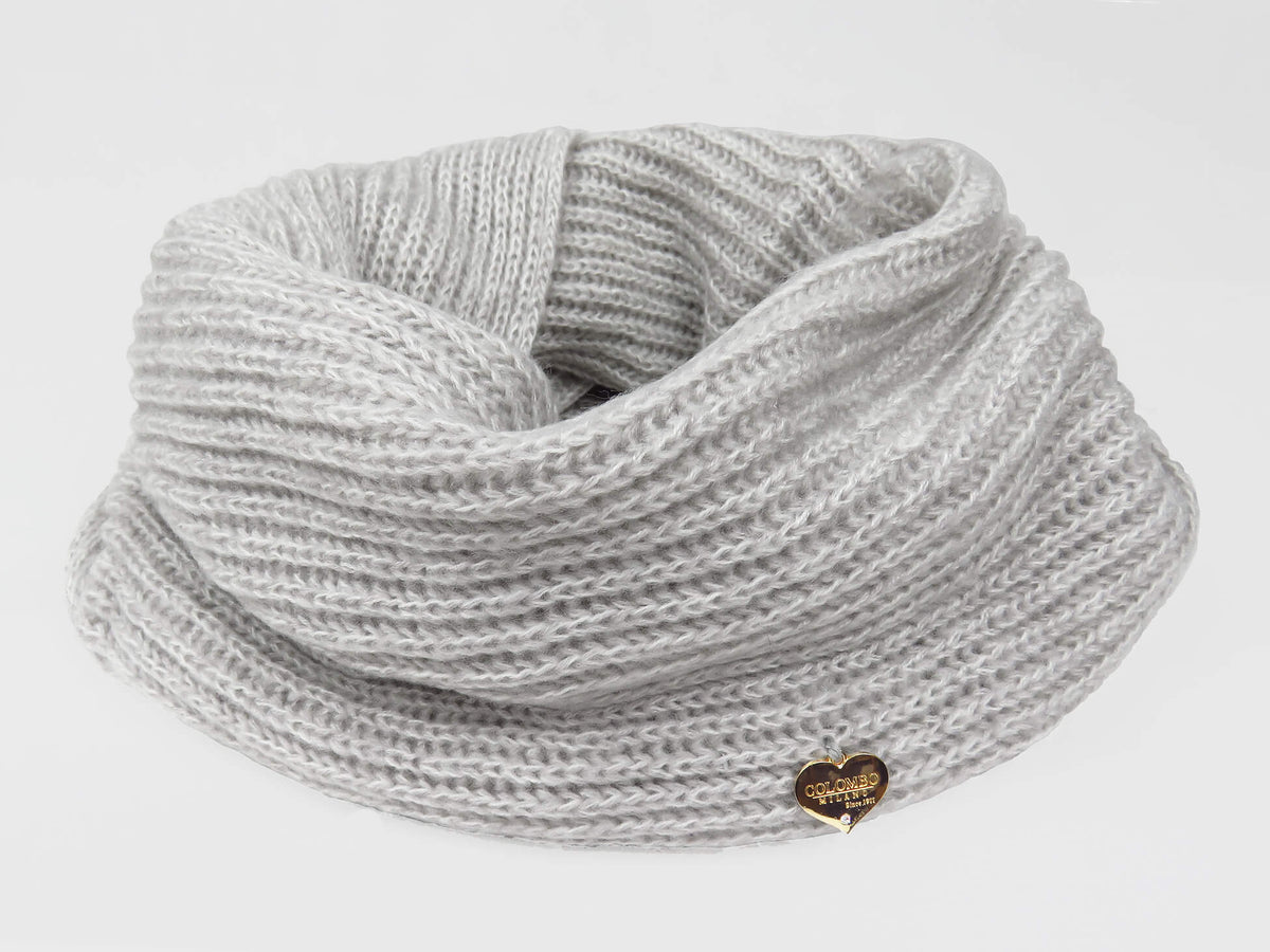 Modello - sciarpa ad anello finissaggio mohair colori delicati
