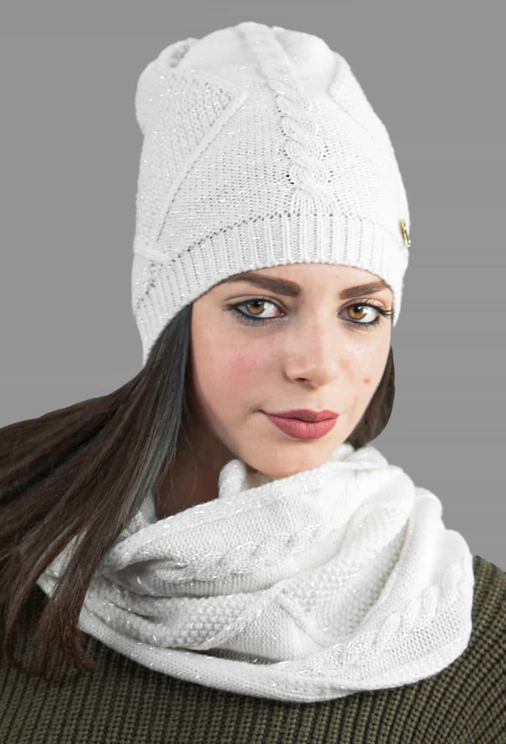 Cappello e sciarpa ad anello lavorata a trecce e rombi con lurex